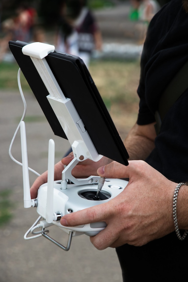 Foto el operador del hombre sostiene un panel de control para el dron con una tableta.