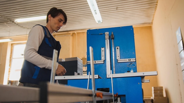 Operador de impresión en el trabajo, en una fábrica de impresión