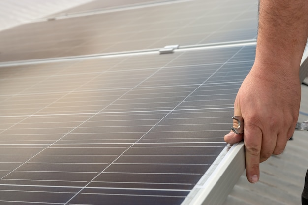 Operador instalando equipos solares en residencia