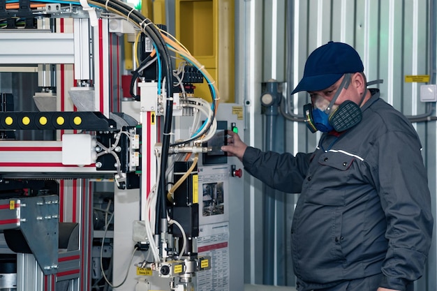 Operador de máquina dosificadora robótica industrial en el trabajo