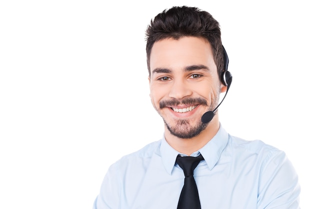 Operador masculino confiante. Retrato de jovem e bonito operador masculino com fone de ouvido, olhando para a câmera