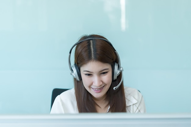 Operador mujer trabajando en officethailand people