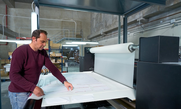 Operador de producción de máquina de transferencia de calendario hombre