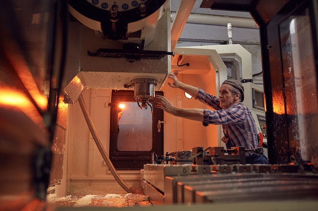 Operador que controla o trabalho da máquina