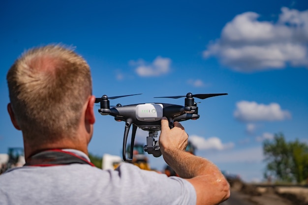 Operador segurando quadrocopter nas mãos.