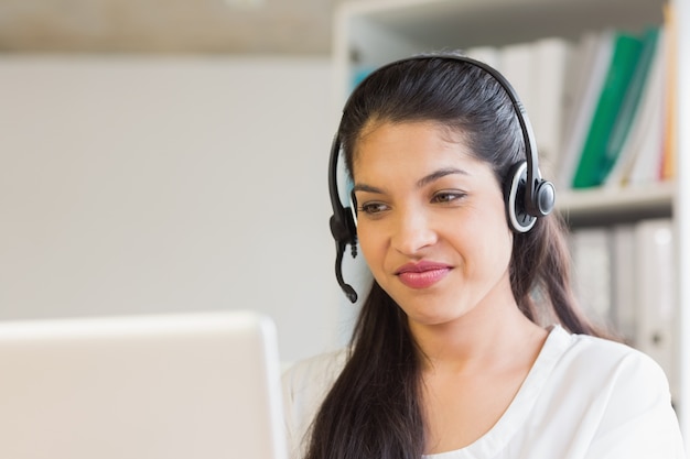 operador de servicio al cliente usando auriculares