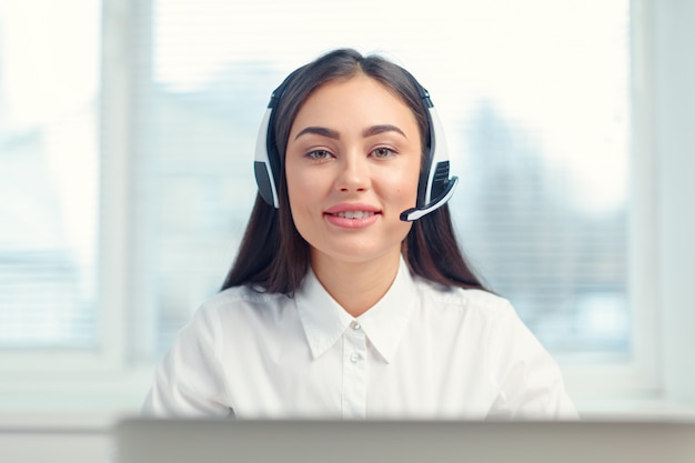 Operador de telefonía de soporte en auriculares en el lugar de trabajo