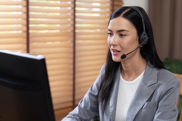 Operadora de call center feminina ou pessoal de helpdesk de serviço ao cliente