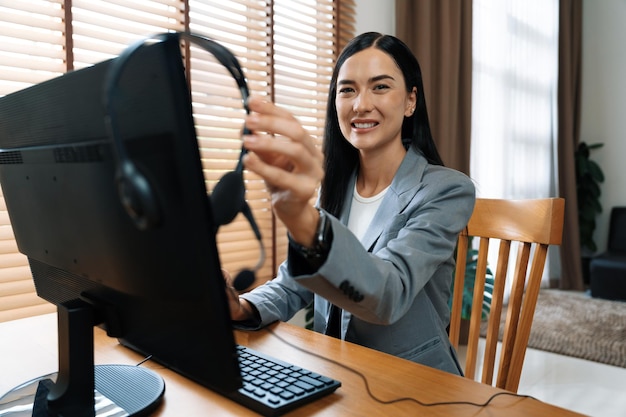 Operadora de call center feminina ou pessoal de helpdesk de serviço ao cliente