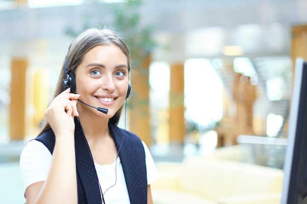 Operadora de suporte ao cliente mulher com fone de ouvido e sorrindo