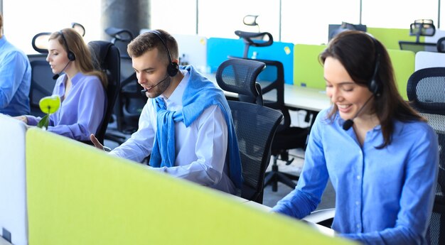 Operadora de telefone trabalhando no escritório do call center, ajudando o colega sibilando.