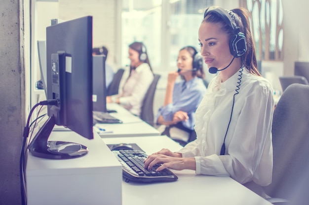Operadora telefónica de apoyo mujer con auriculares en el lugar de trabajo