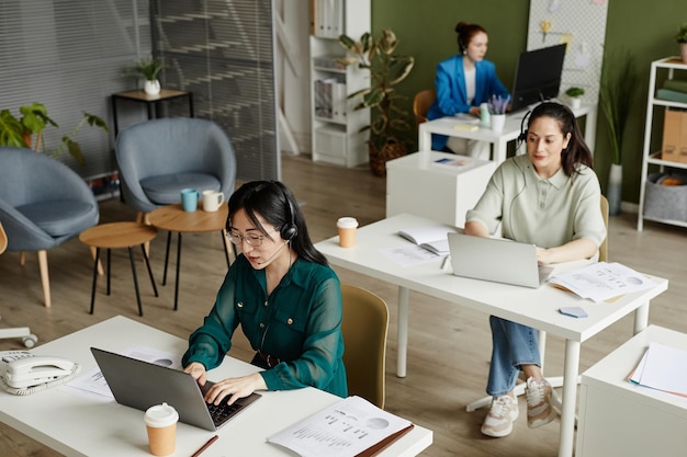 Operadoras que trabajan en call center