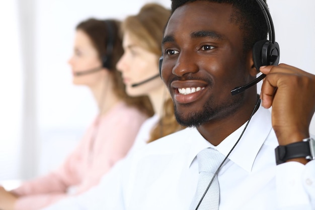 Operadores de call center empresário afro-americano no fone de ouvido