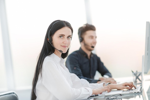 Operadores de call center no local de trabalho no escritório