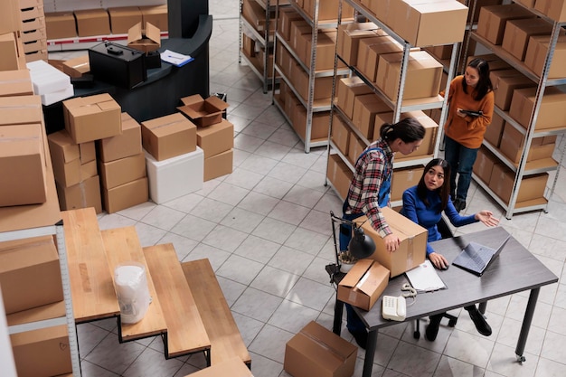 Operadores de envío que realizan la gestión de entregas en el almacén del servicio postal