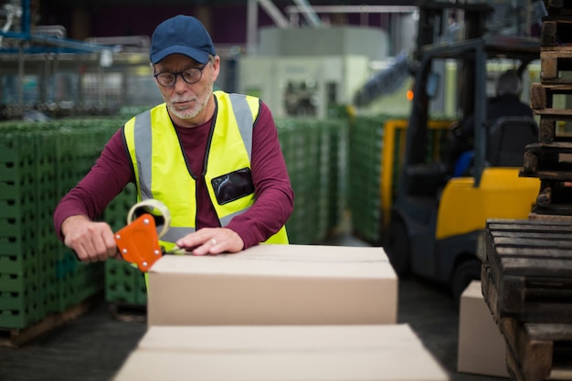 Operário de fábrica de caixas de papelão