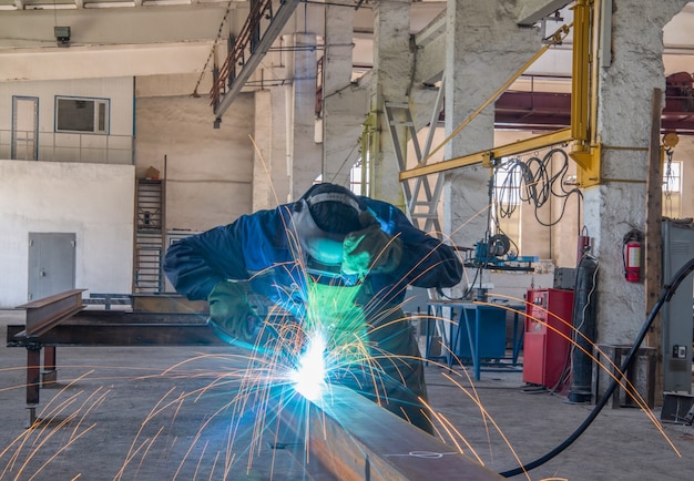 Operário de fábrica em oficina de soldagem