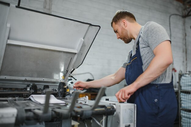 Operário de fábrica Homem trabalhando na linha de produção