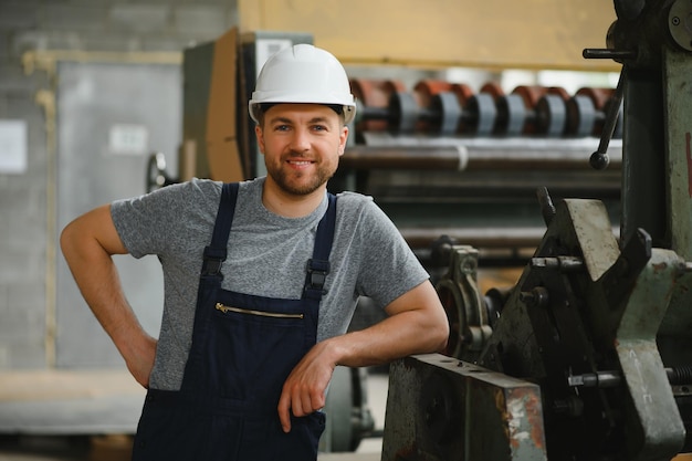 Operário de fábrica Homem trabalhando na linha de produção