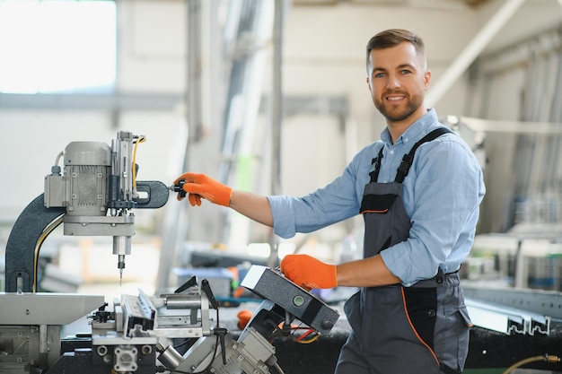 Operário de fábrica Homem trabalhando na linha de produção
