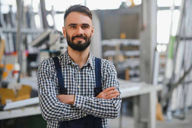 Operário de fábrica Homem trabalhando na linha de produção