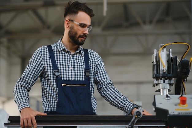 Operário de fábrica Homem trabalhando na linha de produção