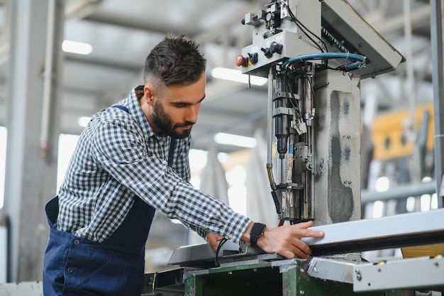 Operário de fábrica Homem trabalhando na linha de produção