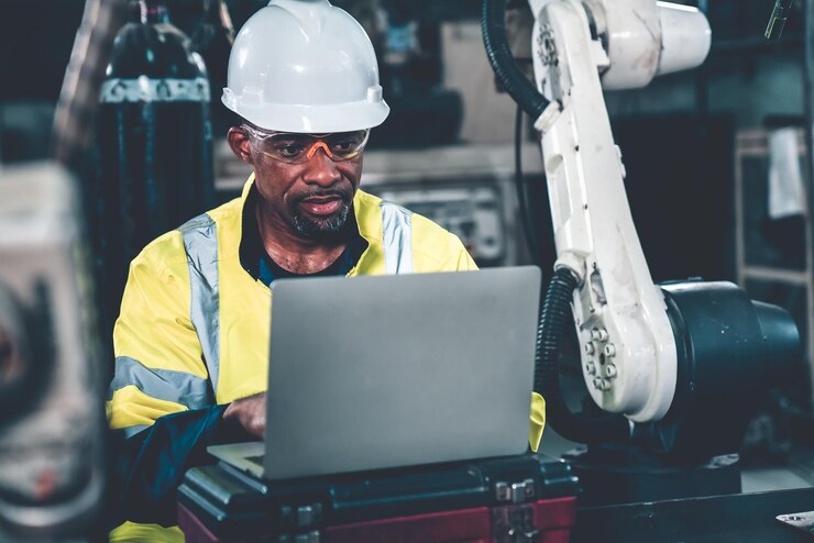 Foto operário de fábrica trabalhando com computador portátil para fazer a lista de verificação de procedimentos adeptos
