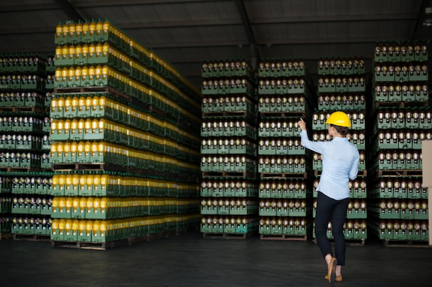 Operário feminino, mantendo na fábrica