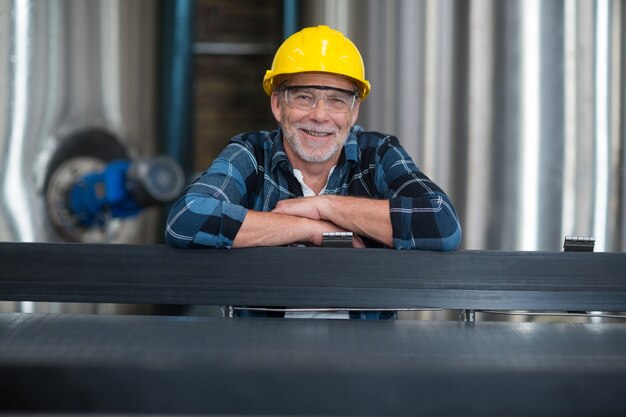 Operário masculino na fábrica de produção de bebidas