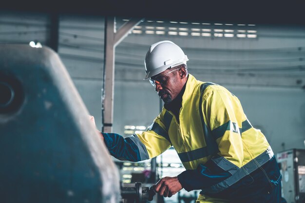 Operário ou engenheiro de fábrica faz trabalho de máquina em oficina de fabricação adepta