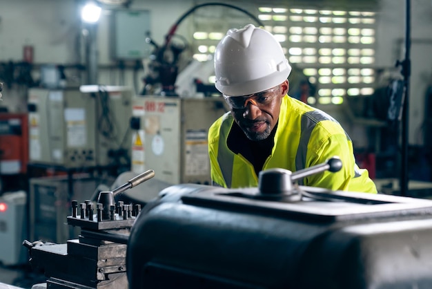 Foto operário ou engenheiro de fábrica faz trabalho de máquina em oficina de fabricação adepta