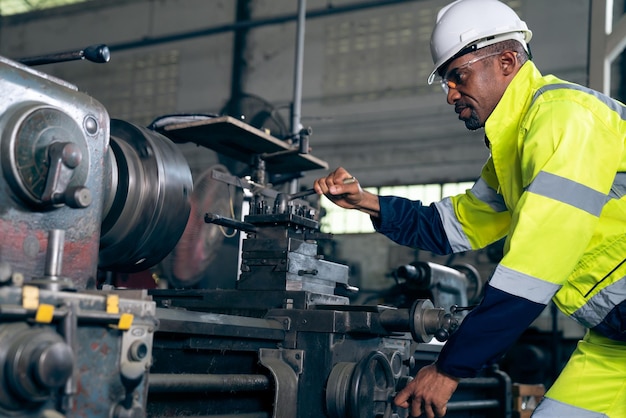 Operário ou engenheiro de fábrica faz trabalho de máquina em oficina de fabricação adepta