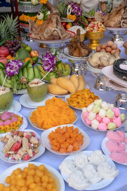 Opfergaben zum Beten zu Gott und Gedenken an den Vorfahren Bangkok Thailand Nahaufnahme Traditionelle Opfergaben an Götter mit Lebensmittelgemüse und Obst für die Götter der thailändischen Kultur