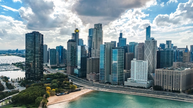 Opinião aérea do zangão da skyline de Chicago de cima, arranha-céus da cidade de Chicago e arquitetura da cidade do lago Michigan, Illinois, EUA