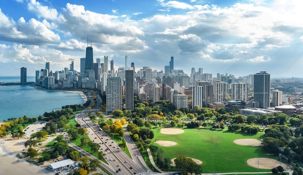 Opinião aérea do zangão da skyline de Chicago de cima, lago Michigan e cidade de Chicago arranha-céus da cidade vista da cidade do parque, Illinois, EUA