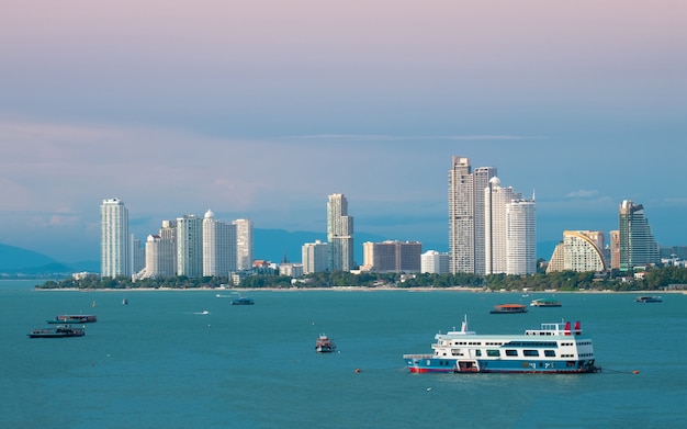 Opinião bonita da baía do scape da cidade de Pattaya.