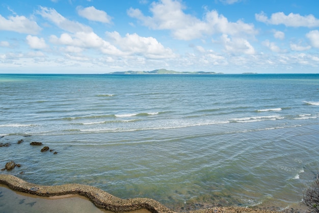 Foto opinião bonita do mar com as nuvens no céu azul na costa.