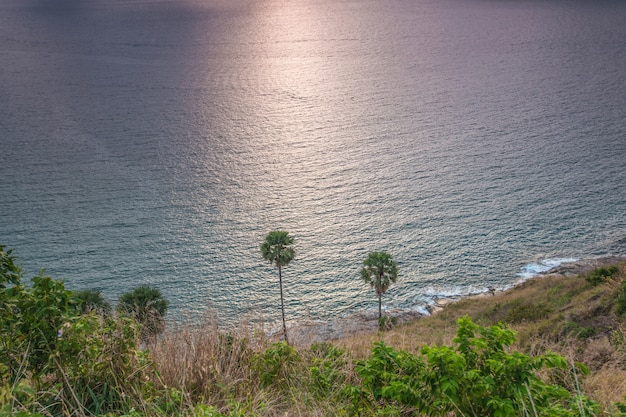 Opinião da baía da ilha no ponto de vista do moinho de vento. phuket, província de phuket tailândia