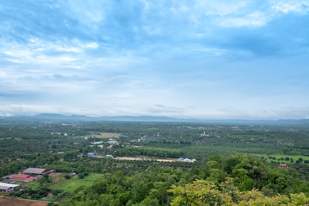 Opinião da cidade no templo em Lamphun, Tailândia.