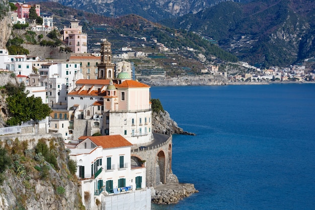 Opinião da costa da cidade de Amalfi na colina rochosa, Itália.