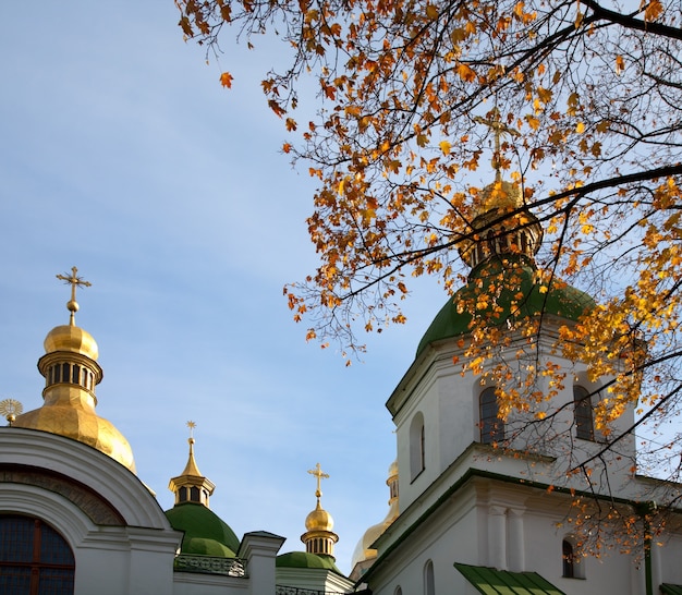 Opinião da cúpula do edifício da igreja da catedral de saint sophia do outono. centro da cidade de kiev, ucrânia.