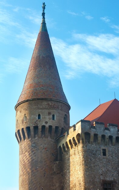 Foto opinião da manhã de verão do castelo de corvin (hunedoara, transilvânia, romênia). foi estabelecido em 1446