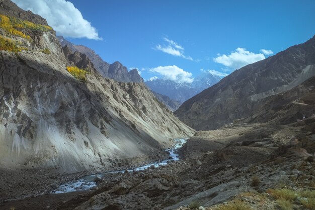 Opinião da paisagem das montanhas e do rio de Hunza. Gilgit Baltistan. Vale de Hunza, Paquistão.