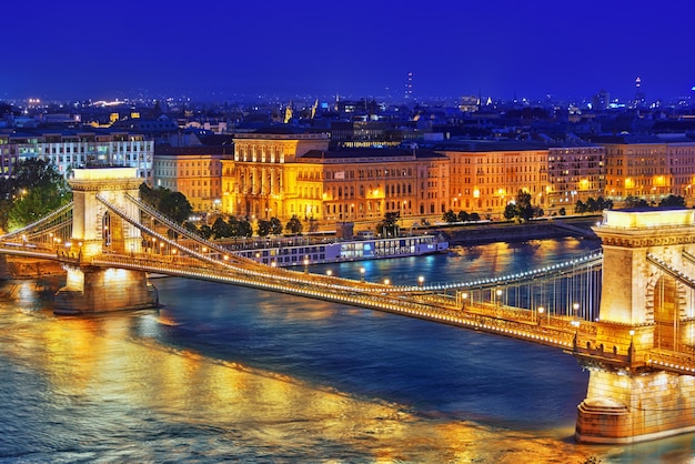 Opinião da ponte das correntes de Szechenyi de Buda Hill ao entardecer. Budapeste, Hungria.