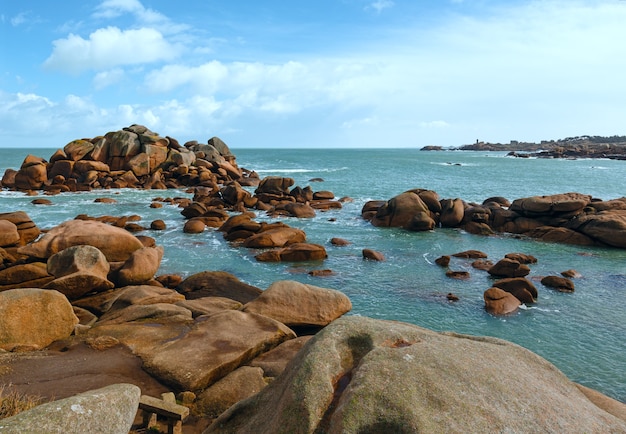 Opinião da primavera da costa de Ploumanach (Perros-Guirec, Bretanha, França). Costa do Granito Rosa