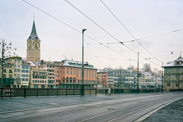 Opinião da rua do inverno do centro da cidade de Zurique