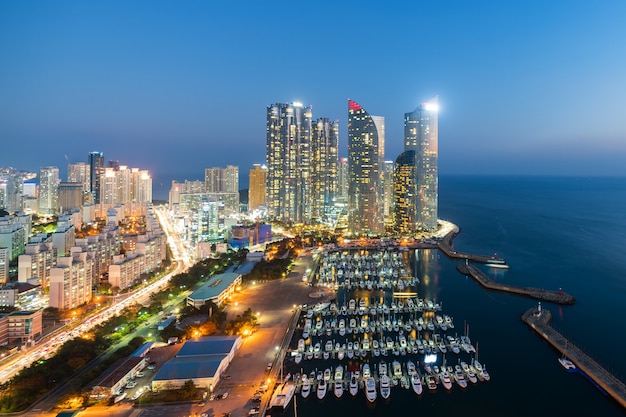 Foto opinião da skyline da cidade de busan no distrito de haeundae, praia de gwangalli com o cais do iate em busan, coreia do sul.