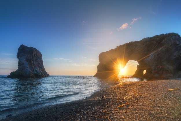 Opinião do amanhecer brilhante em Sakhalin Cape Gianton.